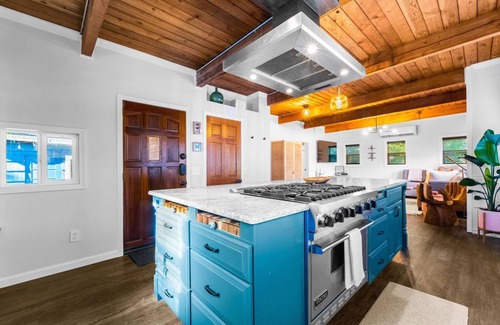 Lincoln House | Enchanting PNW Downtown Hobbit Home with Game Room & Pizza Oven