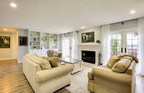 Sandy Apartment | Relaxing PNW Getaway with Pool and Spa Near Outdoor Fun