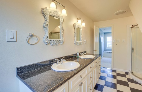 Sandy Apartment | Relaxing PNW Getaway with Pool and Spa Near Outdoor Fun