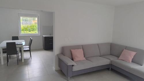 Brda House | Oceanfront Retreat: Pet-Friendly Počitniška Hiša Hum