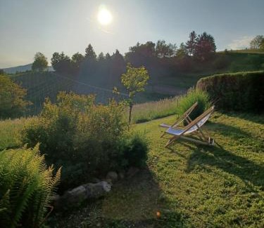 Bostanj Apartment | Cozy Počitniška hiša Perme with Oceanfront Pool Access