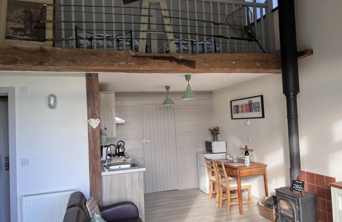 Shorwell Cottage | Pet-Friendly Poachers Hut: Top-Rated 1-Bed Cottage Escape