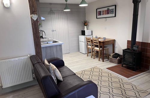 Shorwell Cottage | Pet-Friendly Poachers Hut: Top-Rated 1-Bed Cottage Escape
