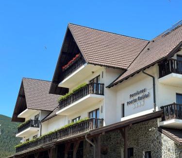 Sugag House | Escape to Poarta Raiului: 4-Star Oceanfront Paradise