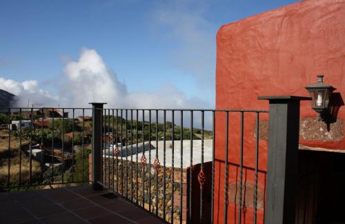 Isora House | Discover Comfort at Poblado Jirdana I with Free Breakfast