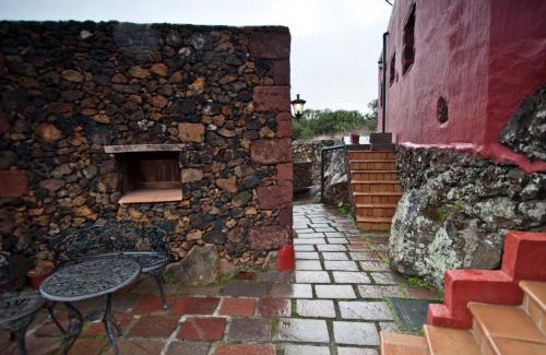 Isora House | Discover Comfort at Poblado Jirdana I with Free Breakfast
