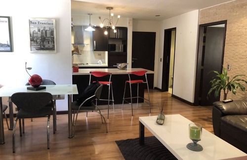 Patio Bonito Apartment | Cozy Poblado Lleras One Bedroom Apartment with Pool & Spa