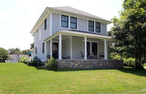 Pocasset House | Pocasset Village Charmer