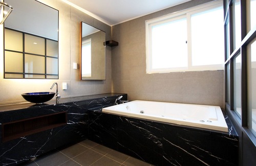 Pocheon Hotel | Eco-Friendly Pocheon Hotel Commune with Hot Tub & Breakfast