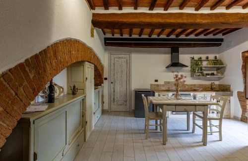 Monteroni d'Arbia Apartment | Picturesque Country House with Views Over Siena