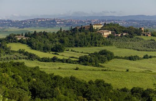 Monteroni d'Arbia Apartment | Picturesque Country House with Views Over Siena