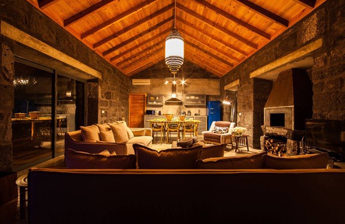 Monte House | Experience Pocinhobay: Ocean View, Pool & Family-Friendly
