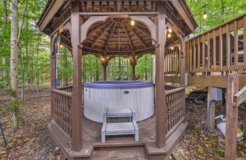 Pocono Lake House | Relaxing Pocono Lake Cabin with Pool and Hot Tub Amenities