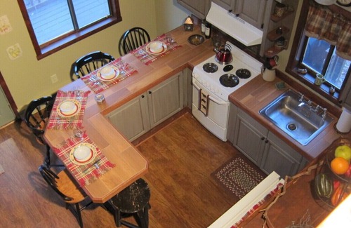 Jim Thorpe Cabin | Beautiful Pocono Mountain Retreat with Lake View & Breakfast