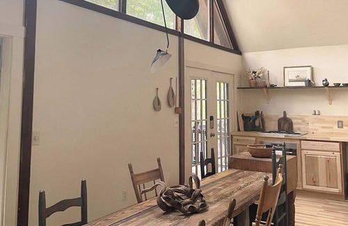 Bushkill Cabin | Poconos Cabin with Woodland View- Private Ski Runs