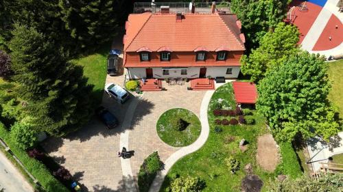 Dlugopole-Zdroj House | Discover Pod Gadającym Kotem: Pet-Friendly Retreat with Hot Tub