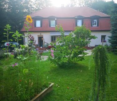 Dlugopole-Zdroj House | Discover Pod Gadającym Kotem: Pet-Friendly Retreat with Hot Tub