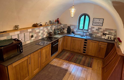 Bury St Edmunds House | Unique Hobbit Hole Retreat with Private Garden & Pet-Friendly