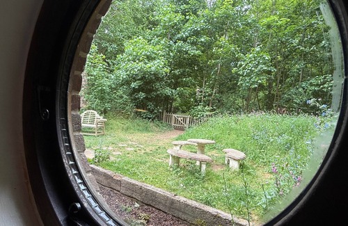 Bury St Edmunds House | Unique Hobbit Hole Retreat with Private Garden & Pet-Friendly