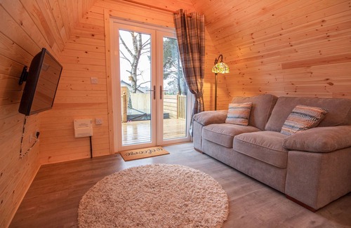 Elgin Cabin | Relaxing Pod with Hot Tub in Llanbryde near Elgin