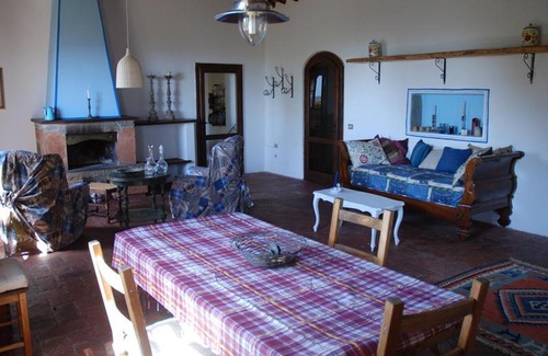 Monterotondo Marittimo Apartment | Relax at Podere Bellavista: Pet-Friendly Oasis with Pool