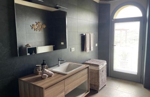 Arcidosso Apartment | Beautiful Podere Carpineta with Oceanfront Pool & Hot Tub