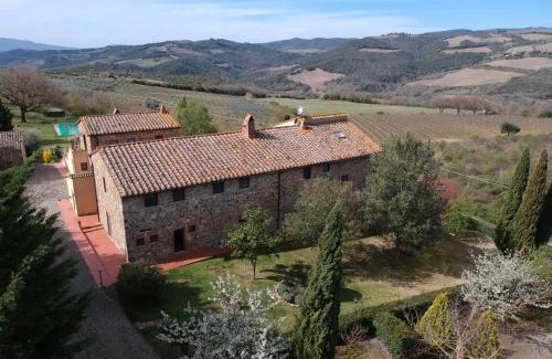 Castiglione d'Orcia House | Pet-Friendly Podere Il Tigliolo with Oceanfront Pool Access