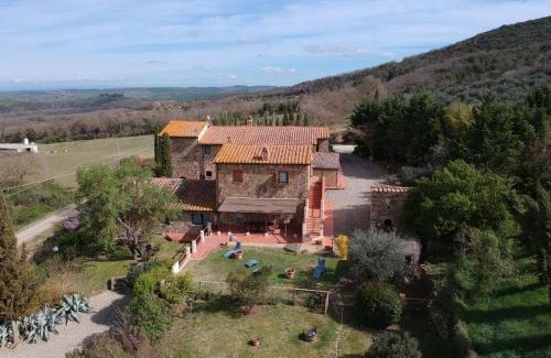Castiglione d'Orcia House | Pet-Friendly Podere Il Tigliolo with Oceanfront Pool Access