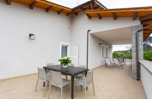 Capranica Apartment | Relaxing Junior Suite with Pool and Hot Tub Access