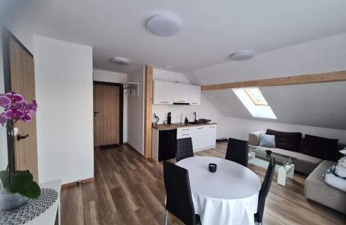 Szczytna Apartment | Guest Rated: Podniebne Góry - Family-Friendly Retreat