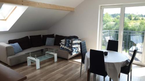 Szczytna Apartment | Guest Rated: Podniebne Góry - Family-Friendly Retreat