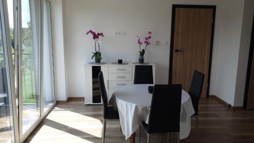 Szczytna Apartment | Guest Rated: Podniebne Góry - Family-Friendly Retreat