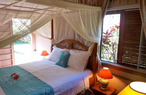 Maharepa Bed & Breakfast | Poerani Suite: Lagoon-Side Villa with Pool & Spa Amenities