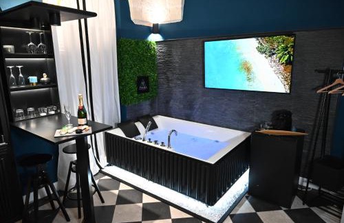 Brindisi Histotic Center Apartment | Exceptional Poesìa: 4-Star Retreat with Breakfast & Hot Tub