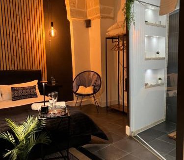 Brindisi Histotic Center Apartment | Exceptional Poesìa: 4-Star Retreat with Breakfast & Hot Tub
