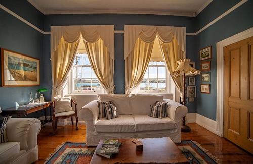 Stanley Bed & Breakfast | Ocean View Getaway at Poet's Cottage Stanley - 4 Star Stay