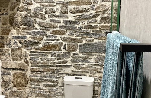 Stanley Bed & Breakfast | Ocean View Getaway at Poet's Cottage Stanley - 4 Star Stay