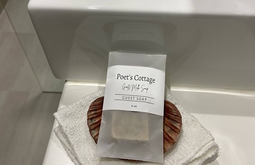 Stanley Bed & Breakfast | Ocean View Getaway at Poet's Cottage Stanley - 4 Star Stay