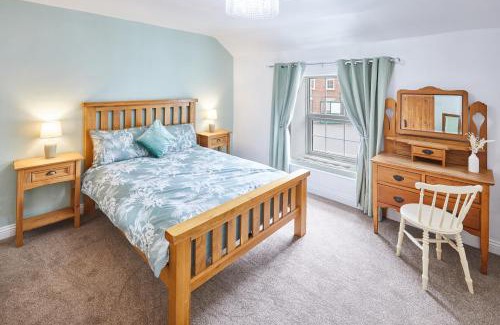 Skinningrove House | Charming Poets Cottage: 4-Star, Pet-Friendly Retreat
