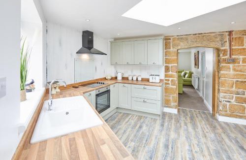 Skinningrove House | Charming Poets Cottage: 4-Star, Pet-Friendly Retreat