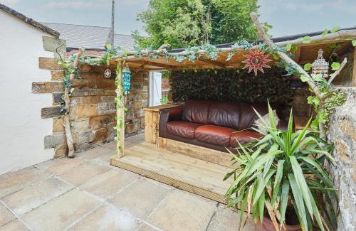 Skinningrove House | Charming Poets Cottage: 4-Star, Pet-Friendly Retreat