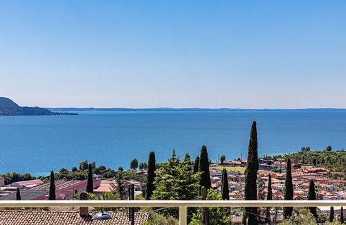 Pulciano Apartment | Relaxing Poggio al Sole 6 Apartment with Pool & Breakfast
