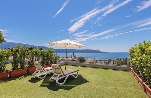 Pulciano Apartment | Relaxing Poggio al Sole 6 Apartment with Pool & Breakfast