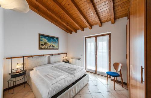 Villanuova sul Clisi Apartment | Relax at Poggio sul Clisi 30 Apartment with Pool Access