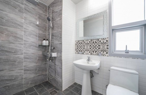 Pohang House | Eco-Friendly Stay at Pohang Bagliore Pension with Breakfast