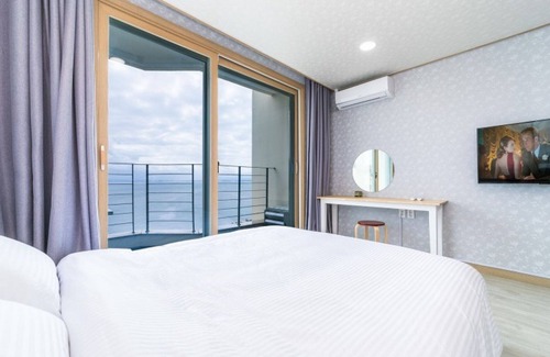 Pohang House | Eco-Friendly Stay at Pohang Bagliore Pension with Breakfast