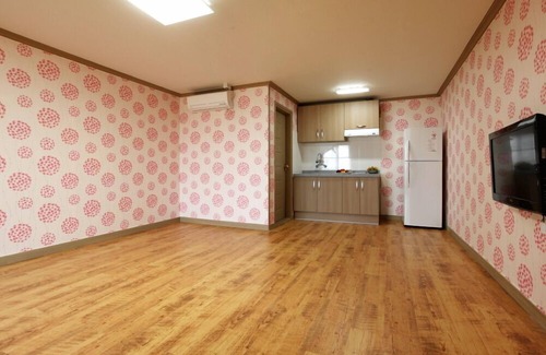Pohang House | Budget-Friendly Pohang Sunrise with Breakfast & Kitchen Access