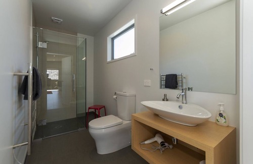 Coopers Beach House | Beachfront Escape at Pohutukawa Beach House – 10/10 Rated