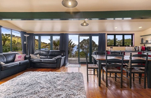 Tawharanui House | Pohutukawa Cottage: Oceanfront Matakana Getaway