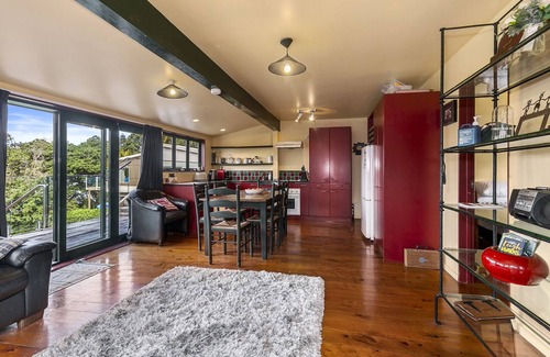 Tawharanui House | Pohutukawa Cottage: Oceanfront Matakana Getaway